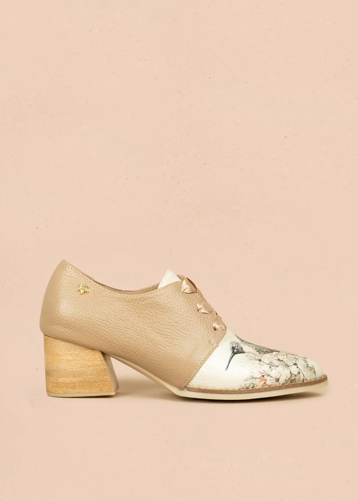 Zapatos con atadura en cuero color camel diseño de ave 106994