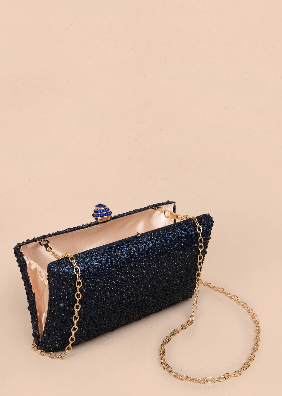Bolso tipo bandolera color azul con acabado brillante y cadena 106243 - Image 4