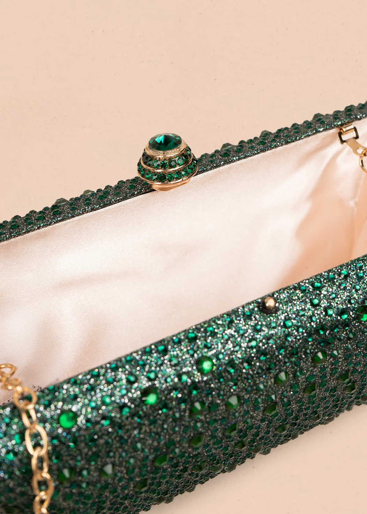 Bolso tipo bandolera color verde con acabado brillante y cadena 106243 - Image 3