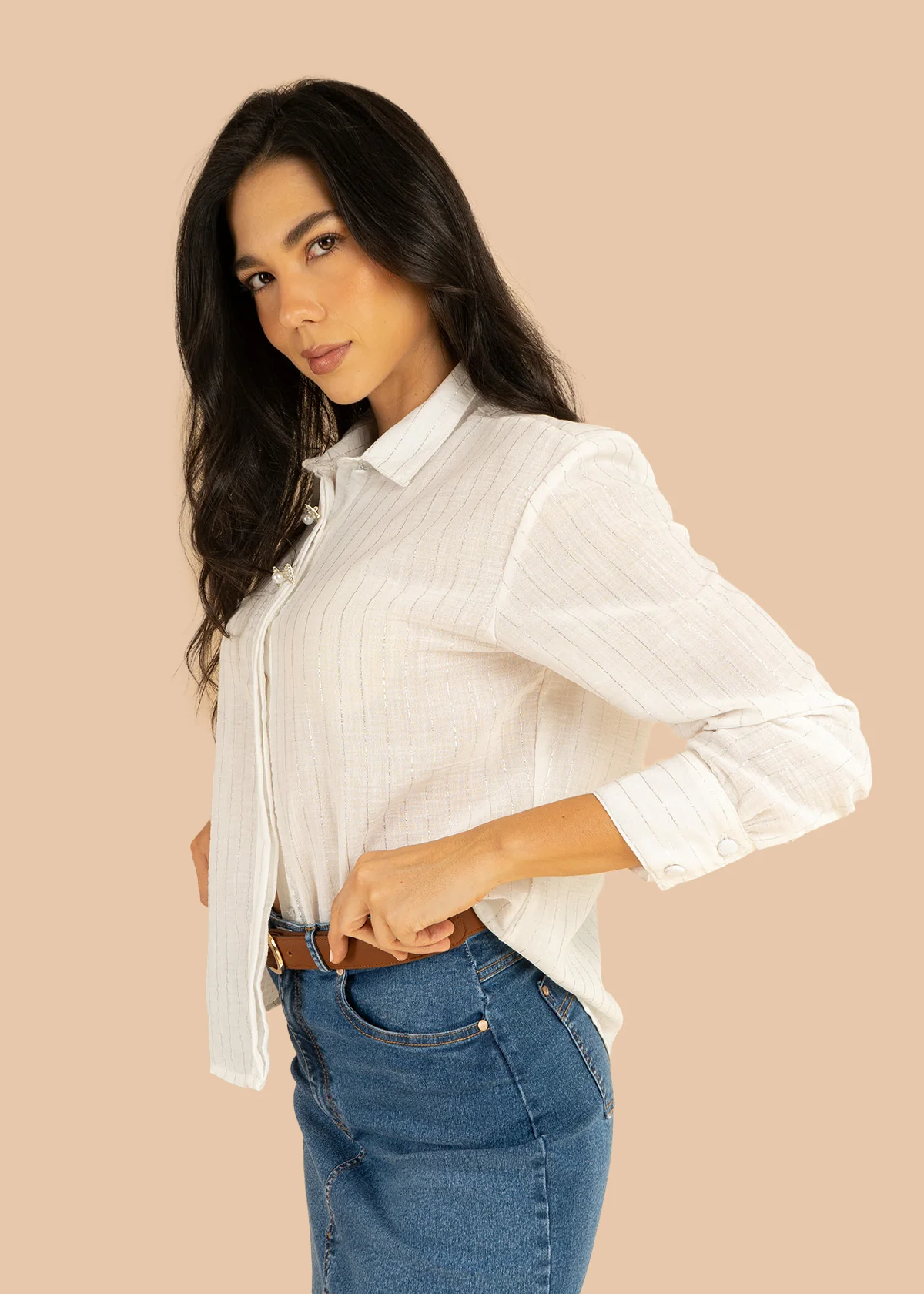 Blusa color blanco con líneas verticales y botones en moño 106238 - Image 3