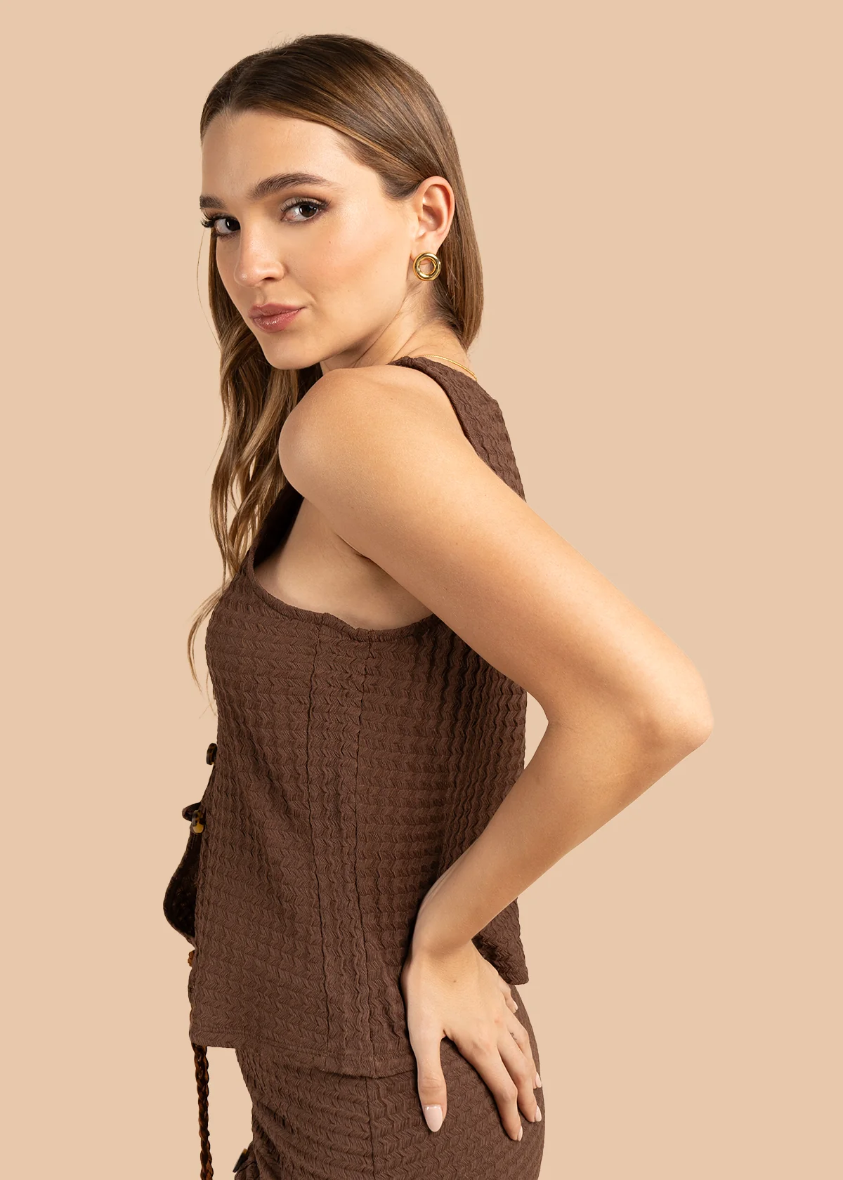 Blusa color café con textura y botones frontales 105830 - Image 3