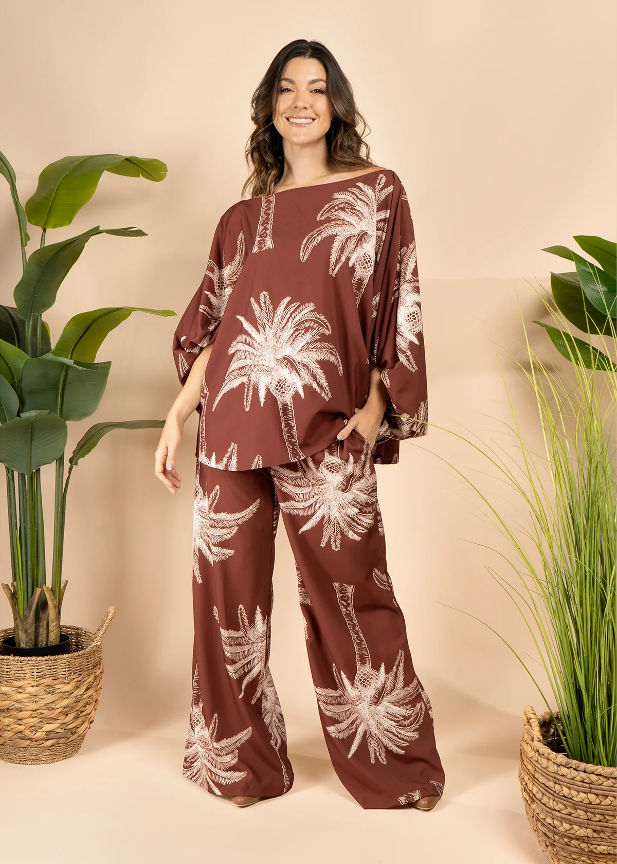 Blusa color café con estampado de palmeras 105795 - Image 5