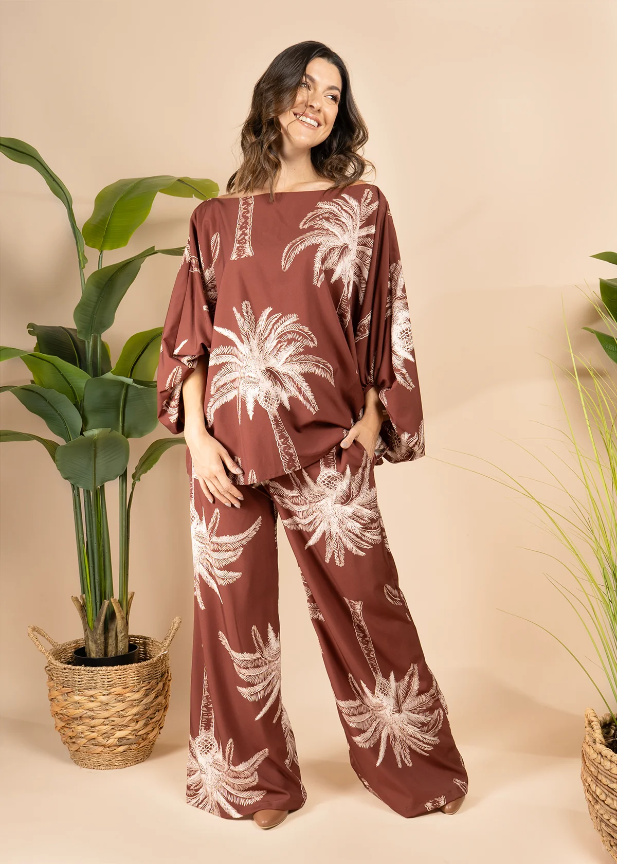 Blusa color café con estampado de palmeras 105795 - Image 6