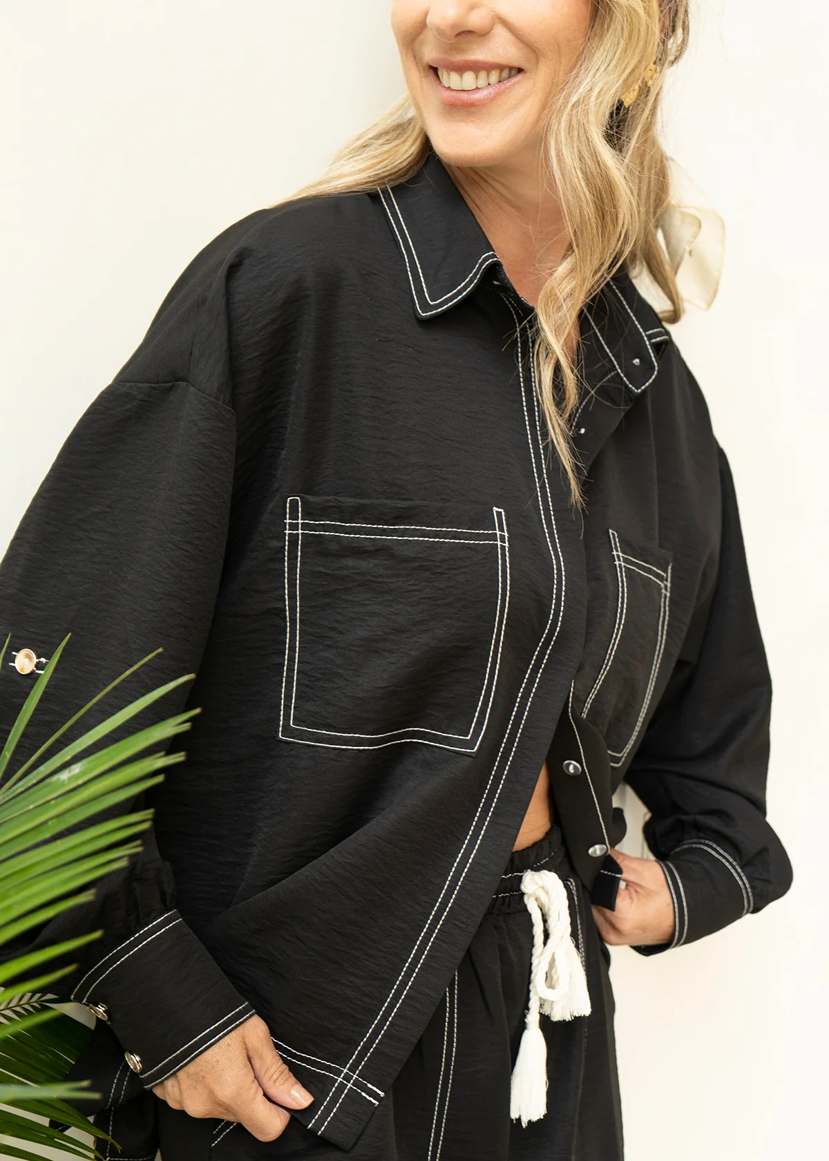 Blusa color negro con bolsillos frontales y bordados 105827 - Image 2