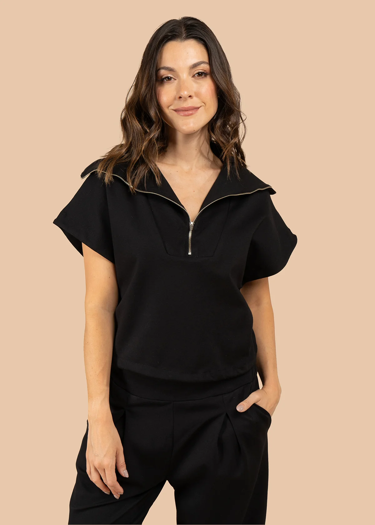 Blusa color negro tipo polo con cierre metálico 105804 - Image 2