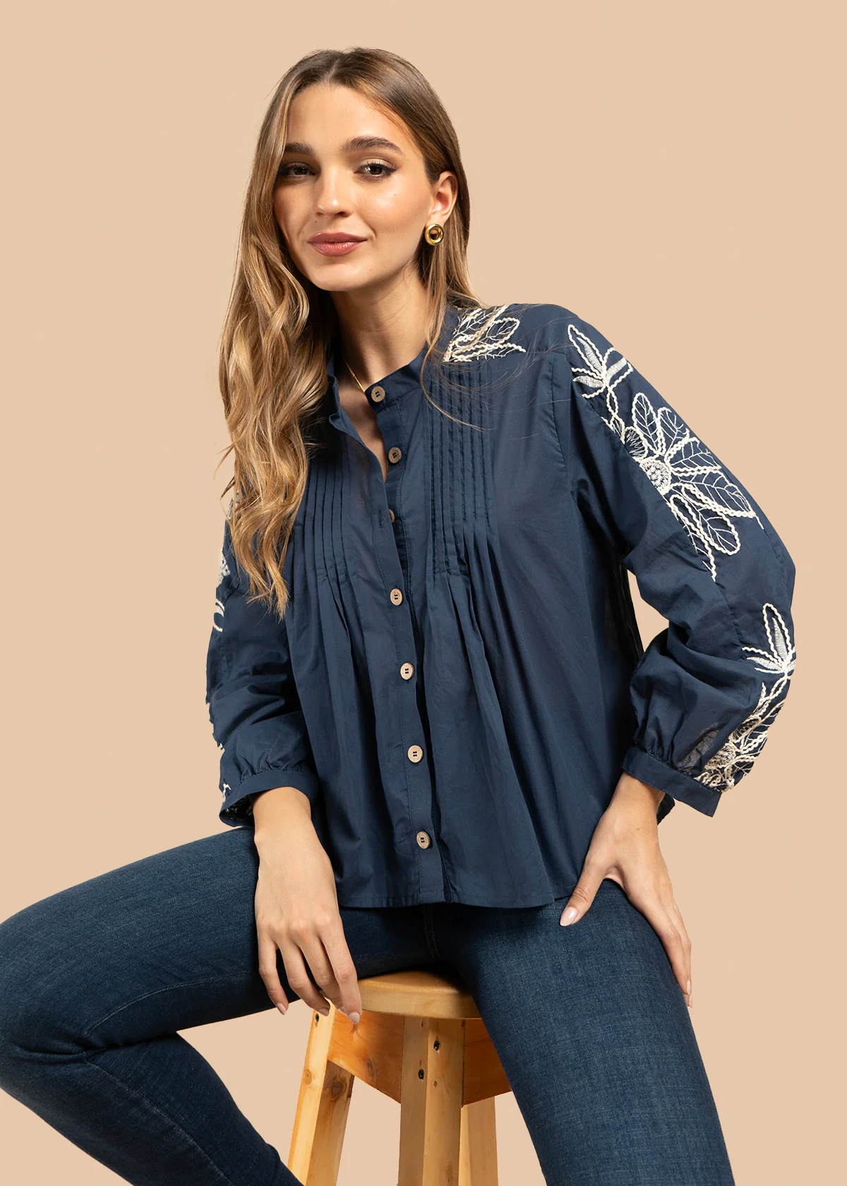 Blusa color azul con bordado blanco en hombros y mangas 105832 - Image 2
