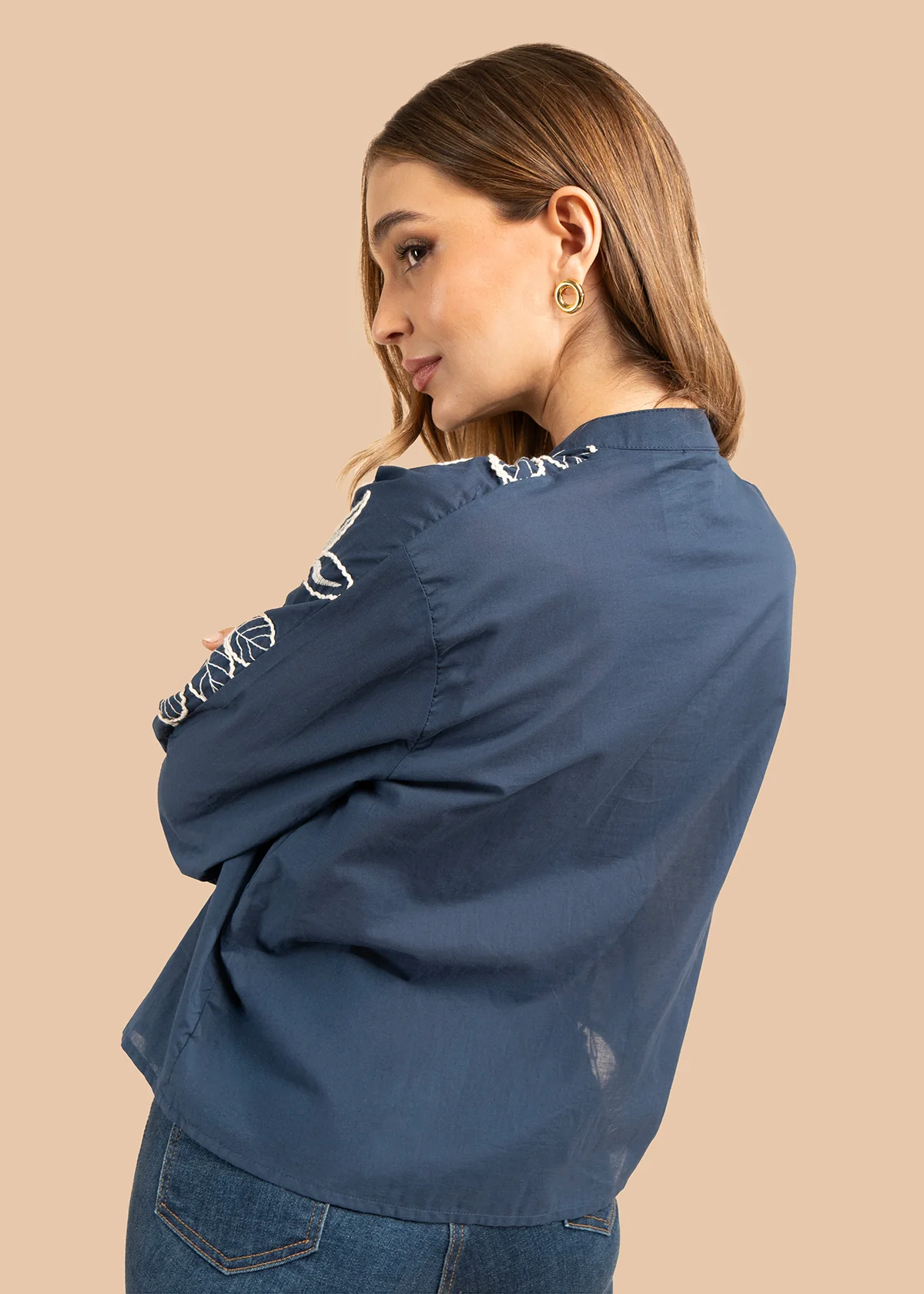 Blusa color azul con bordado blanco en hombros y mangas 105832 - Image 6