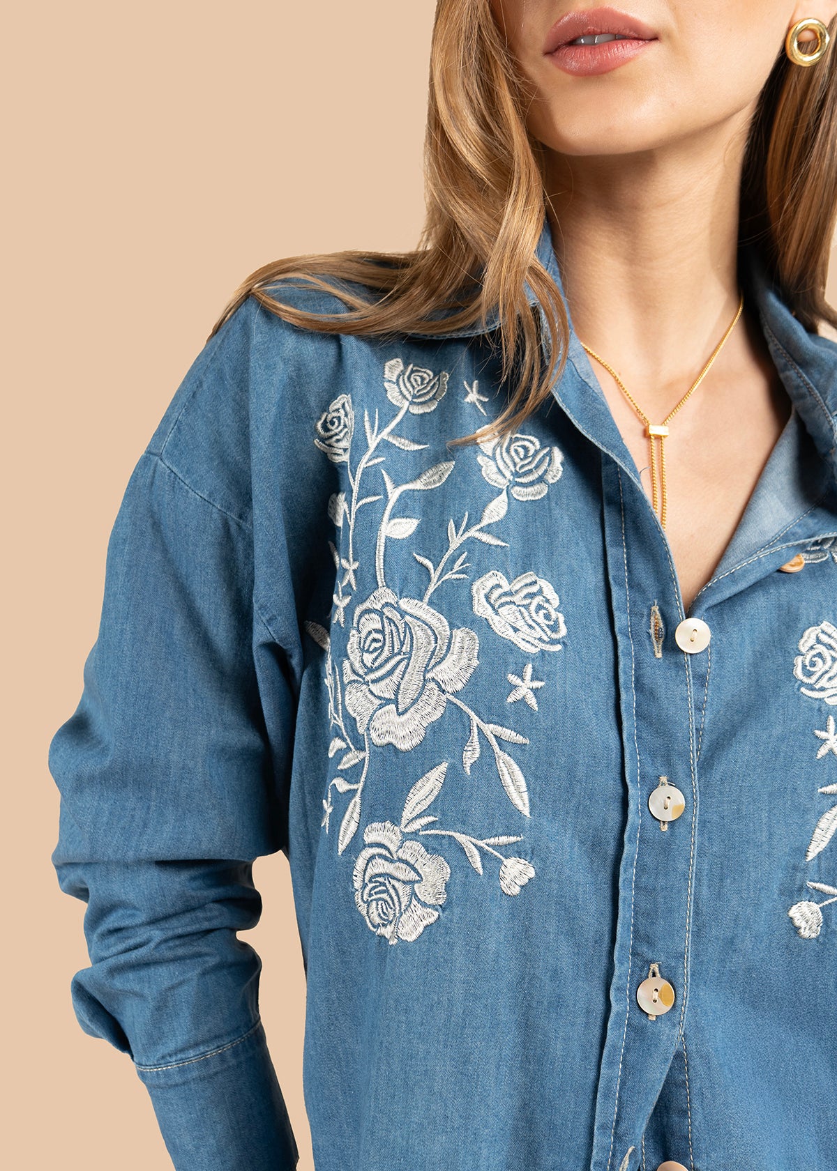Blusa color azul con bordado floral blanco y botones 105836 - Image 3