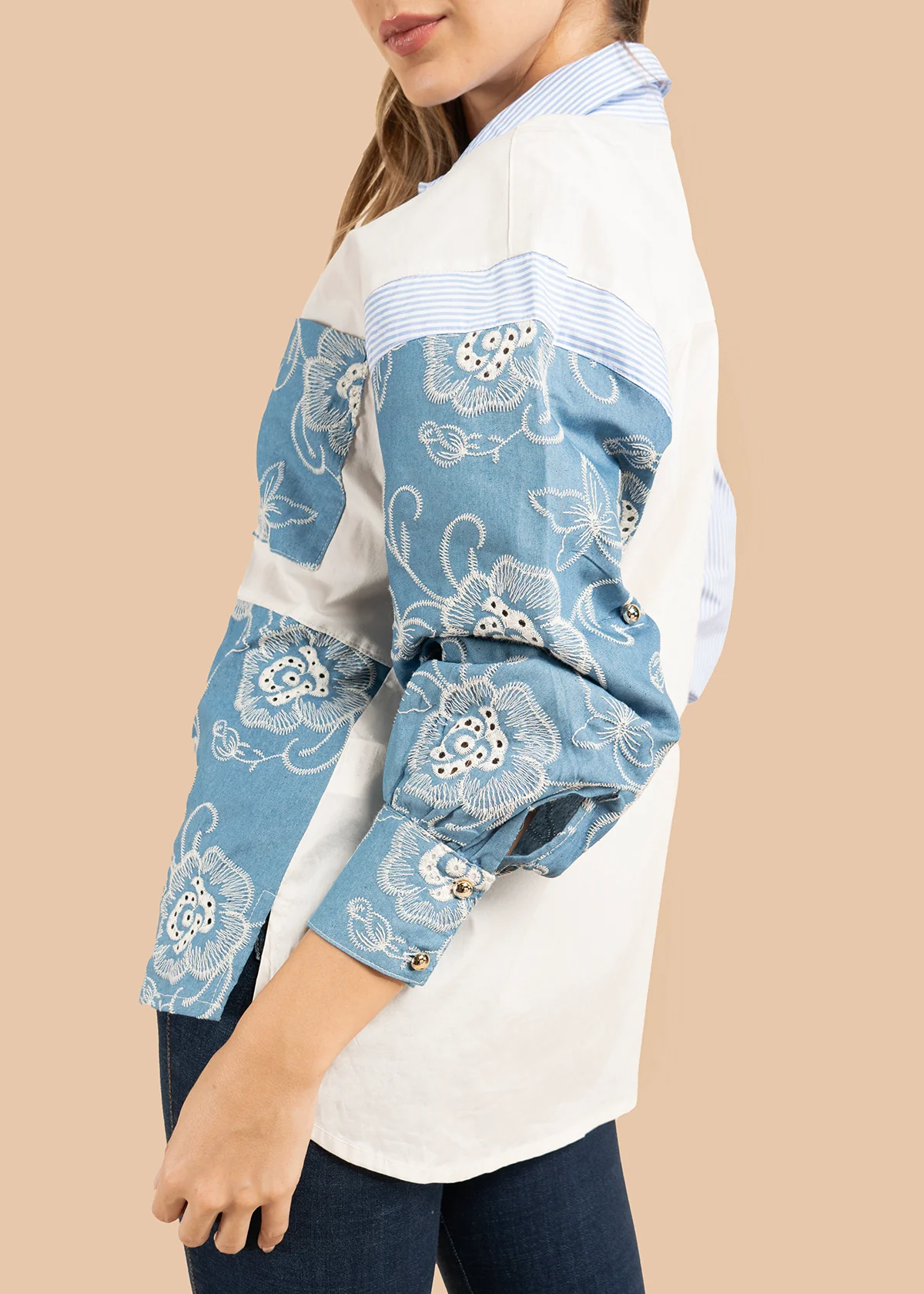Blusa color azul claro con estampado floral y rayas 105833 - Image 4