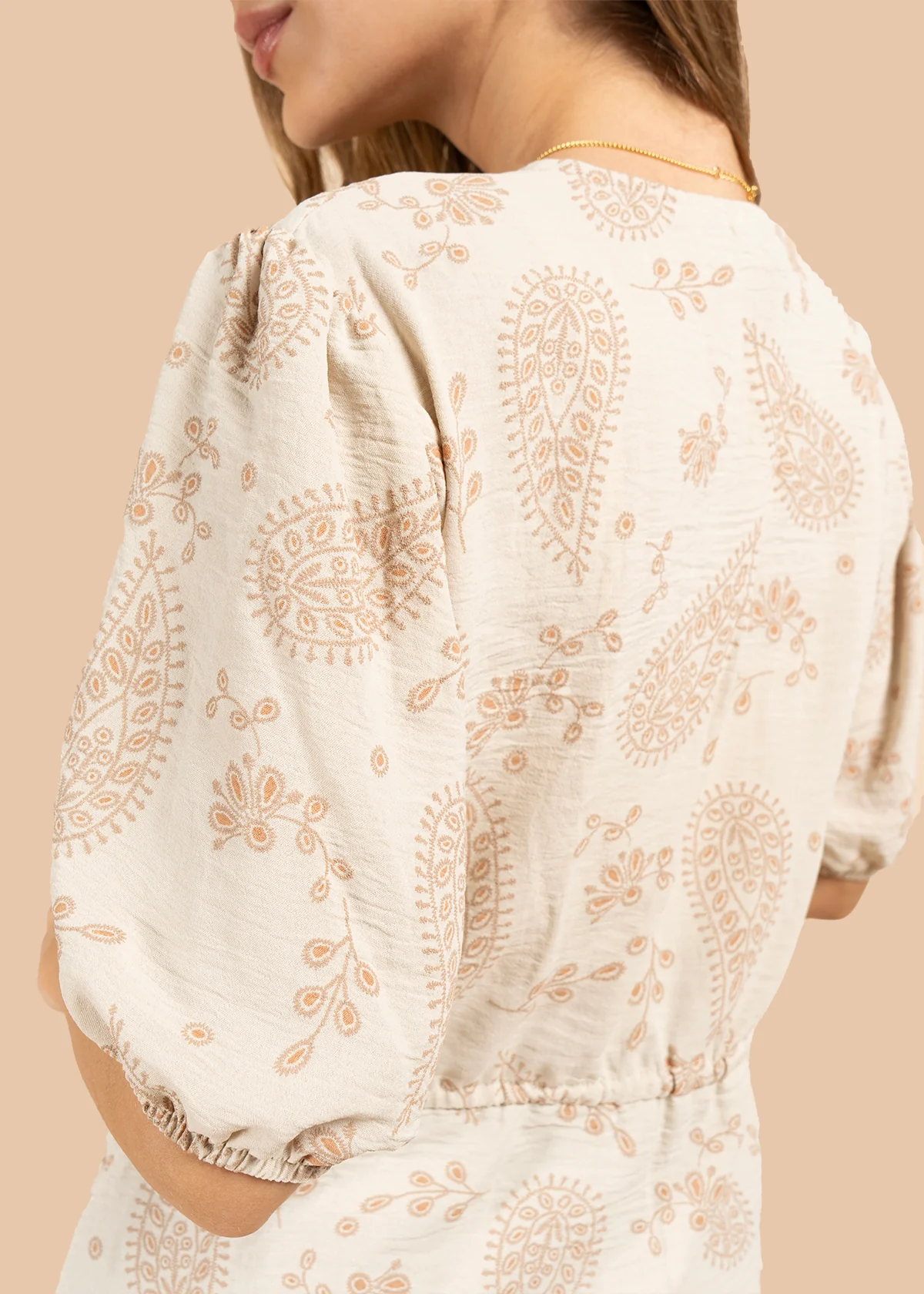 Blusa color beige con diseño floral y cordón con borlas 105837 - Image 5