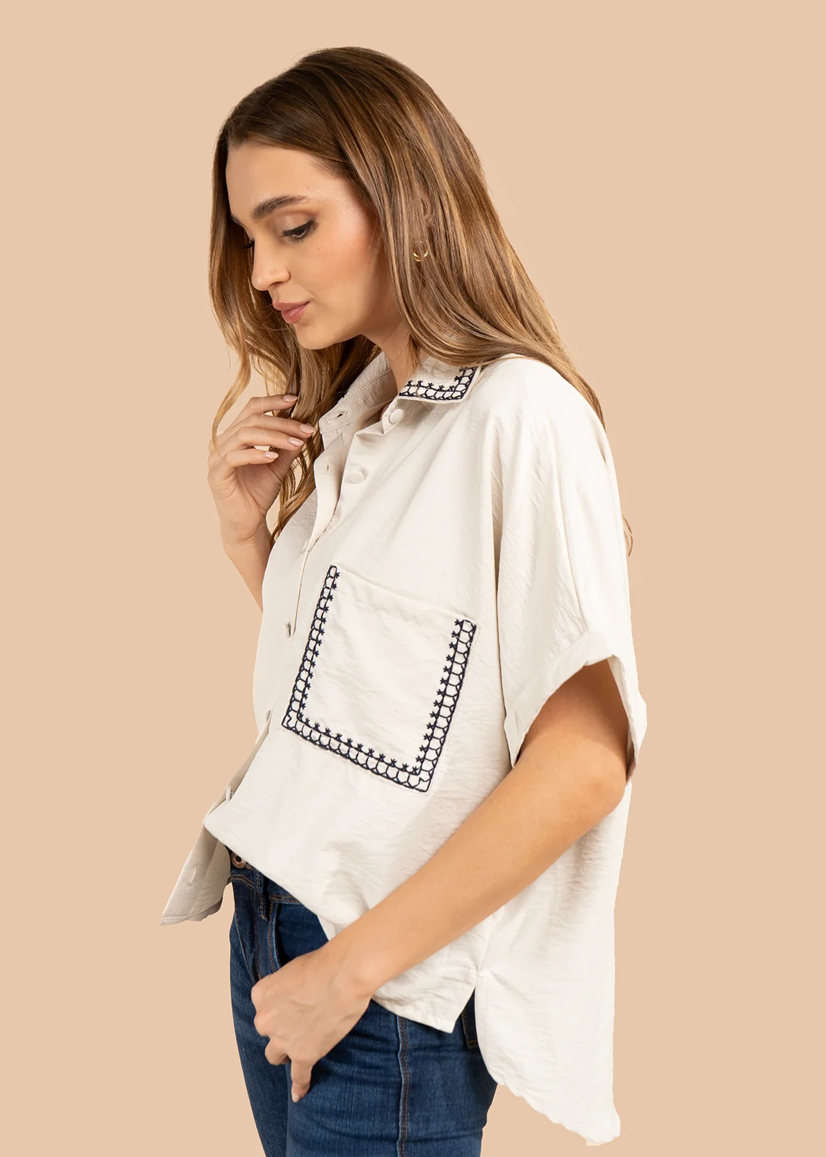 Blusa color beige con bordado en cuello y bolsillo 105845 - Image 2