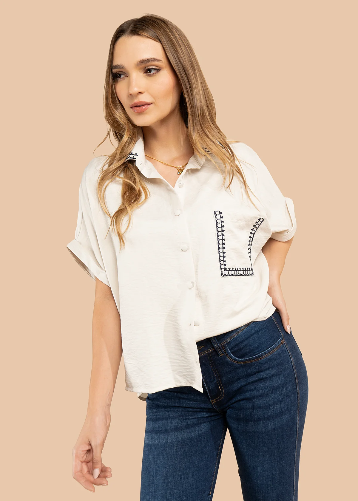 Blusa color beige con bordado en cuello y bolsillo 105845 - Image 3