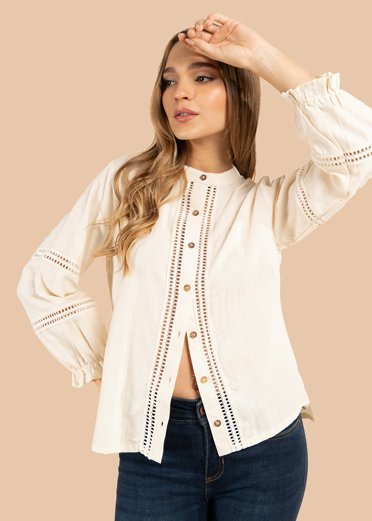 Blusa color beige con mangas largas y detalles en relieves 105851 - Image 6