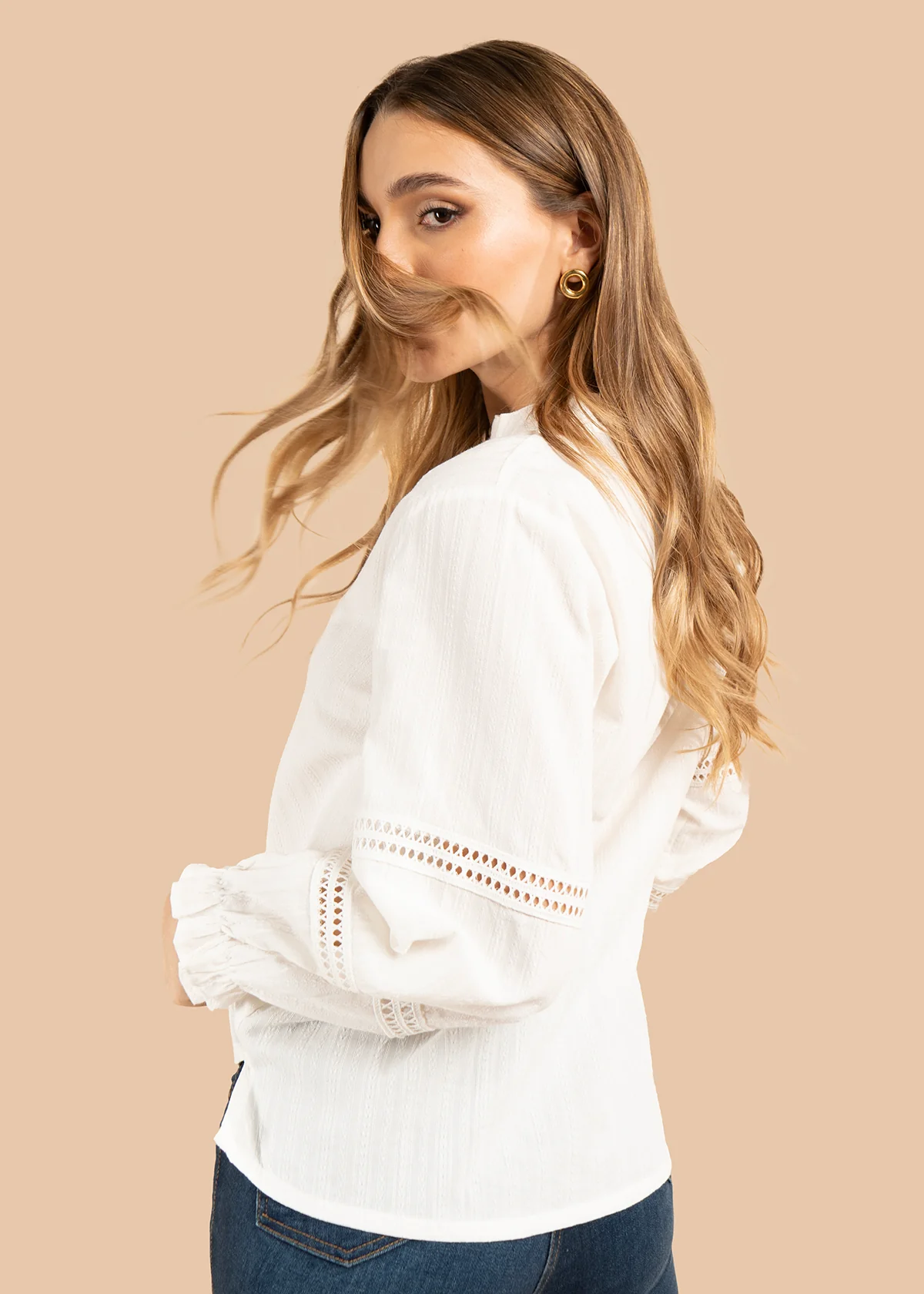Blusa color blanco con mangas largas y detalles en relieves 105851 - Image 4