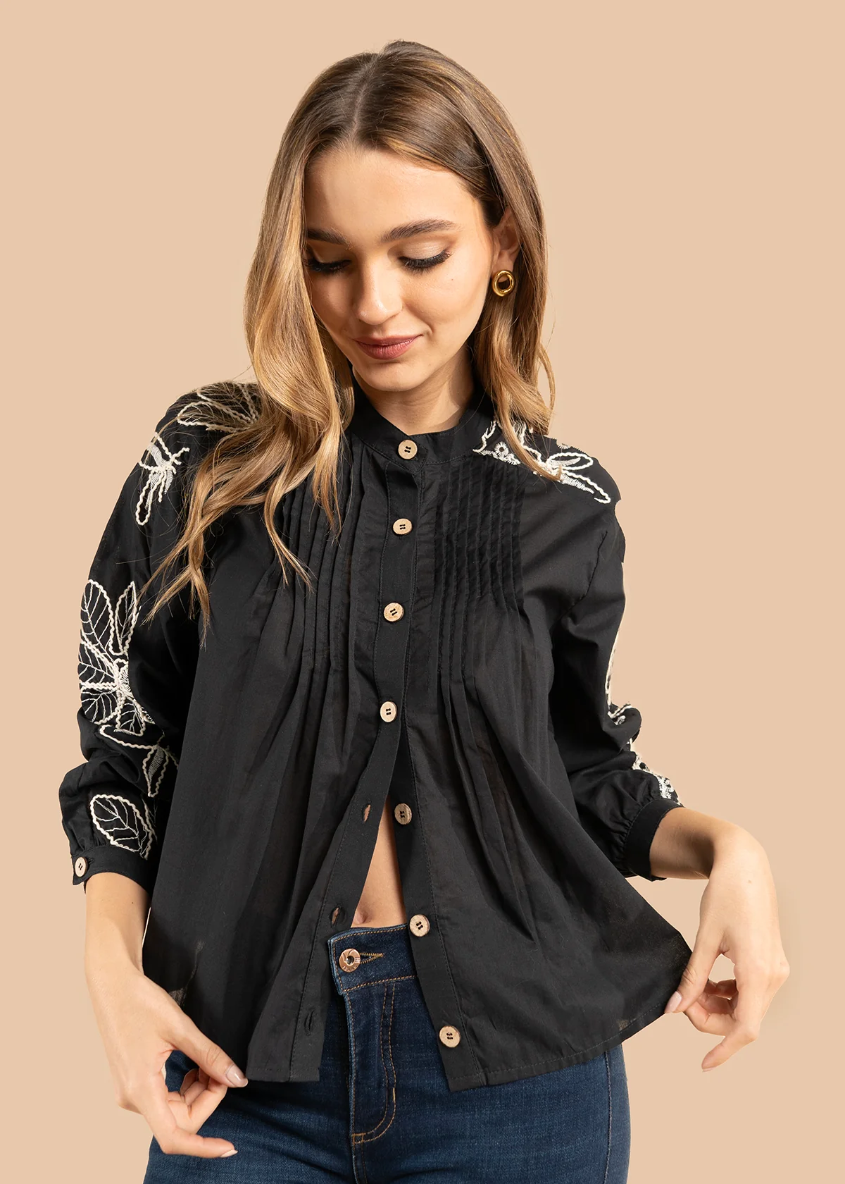 Blusa color negro con bordado blanco en hombros y mangas 105832 - Image 4