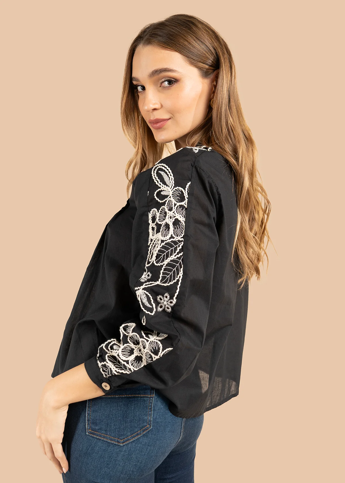 Blusa color negro con bordado blanco en hombros y mangas 105832 - Image 5