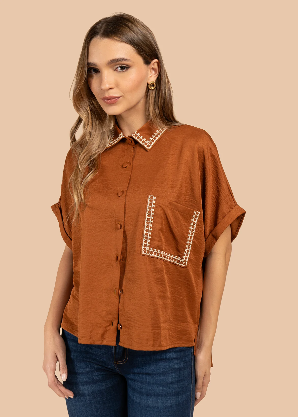 Blusa color terracota con bordado en cuello y bolsillo 105845 - Image 4