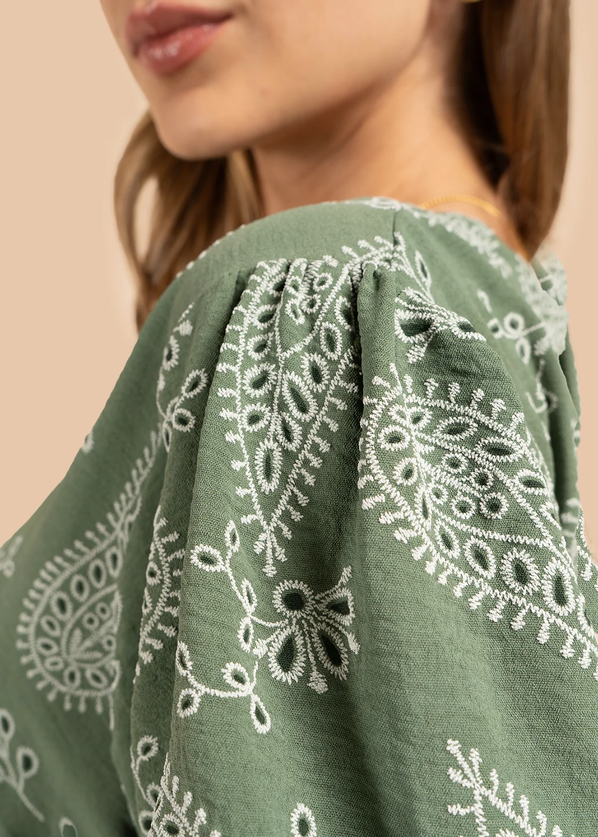 Blusa color verde con diseño floral y cordón con borlas 105837 - Image 4