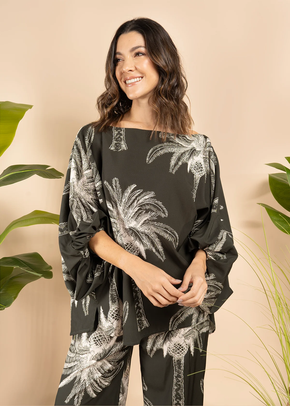 Blusa color verde con estampado de palmeras 105795 - Image 5
