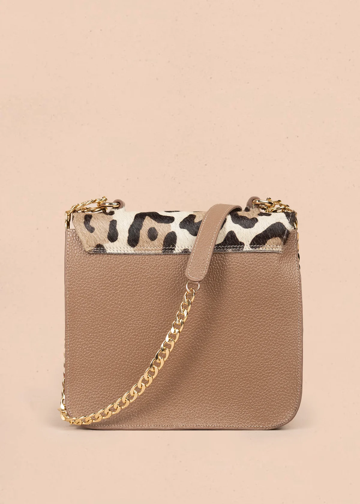 Bolso manos libres en cuero color café con estampado animal print y cadena dorada 105934 - Image 4