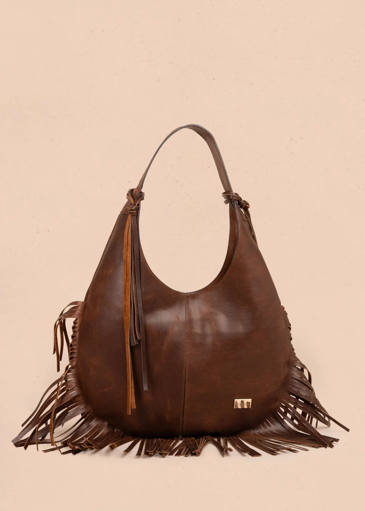 Bolso tipo shopping en cuero color café con detalle de flecos 105816
