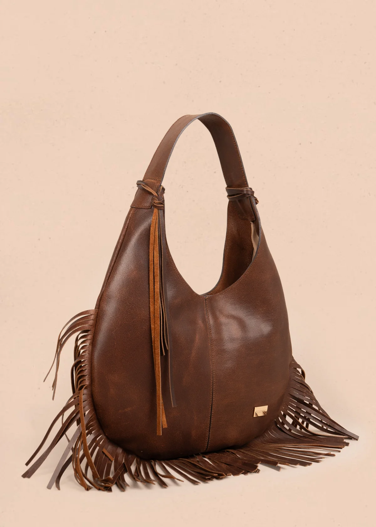 Bolso tipo shopping en cuero color café con detalle de flecos 105816 - Image 2