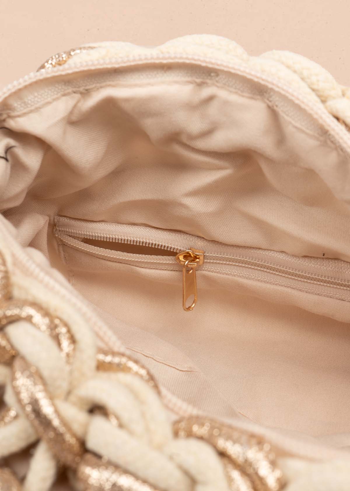 Bolso en tejido color beige con detalles dorados 105937 - Image 4