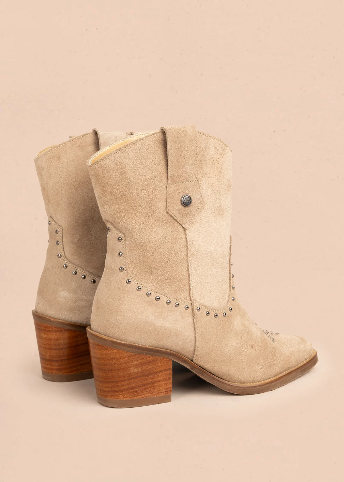 Bota en cuero color arena con bordado en la parte frontal y taches decorativos 105967 - Image 6
