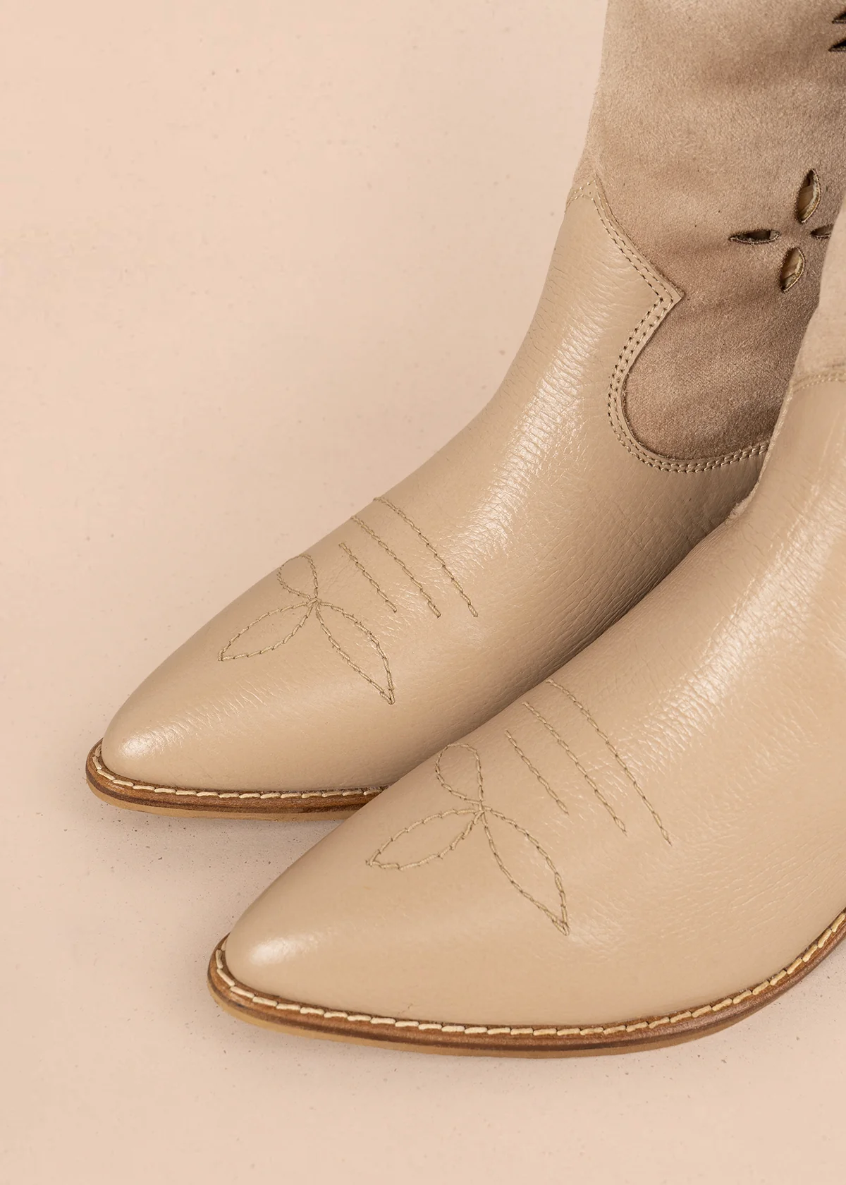 Botas texanas en cuero color beige caña en textil y perforaciones 106166 - Image 3