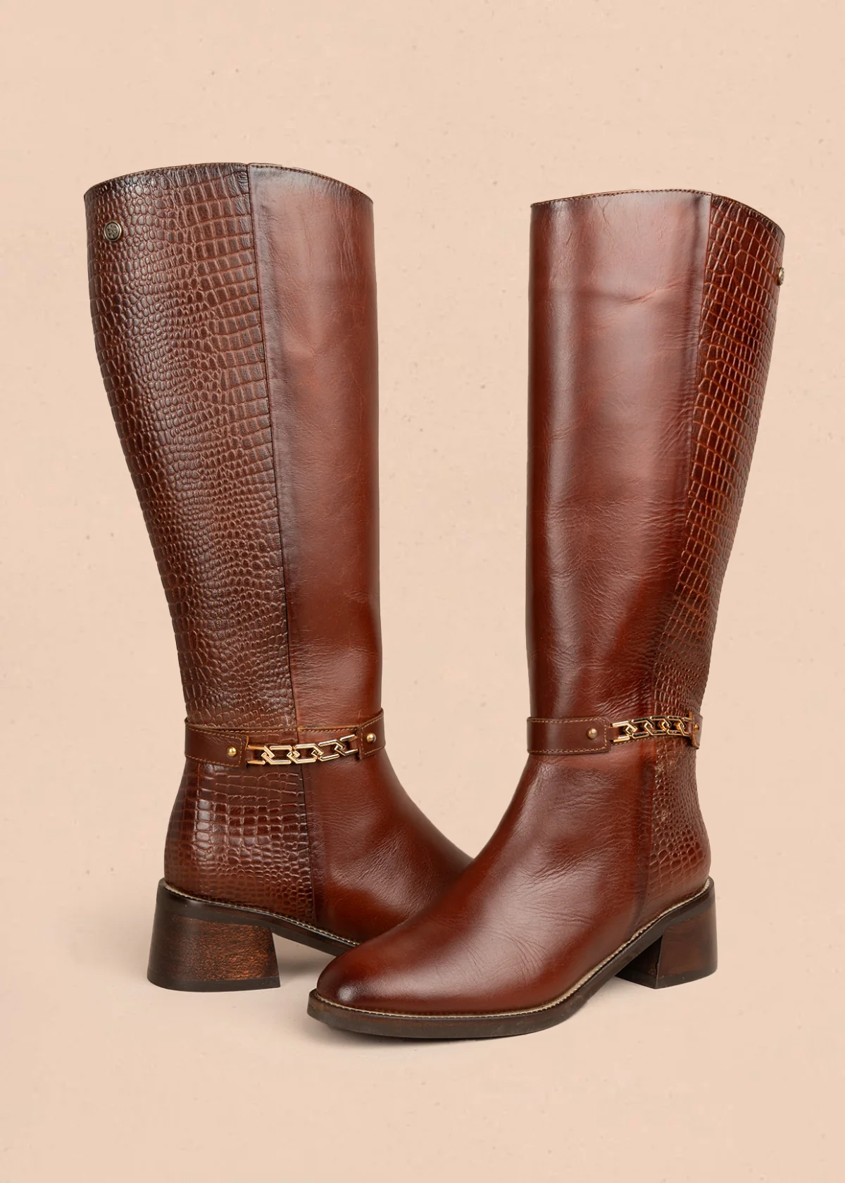 Bota en cuero color café con textura croco y detalle de cadena 105969 - Image 3