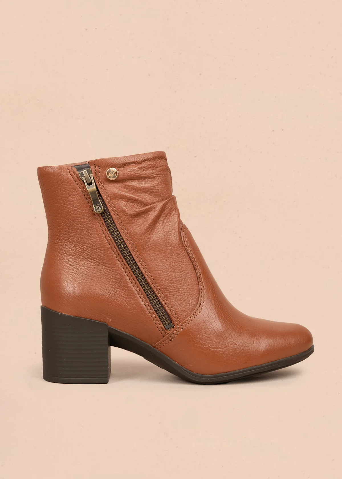 Bota en cuero color miel con cremallera lateral y acabado liso 105941