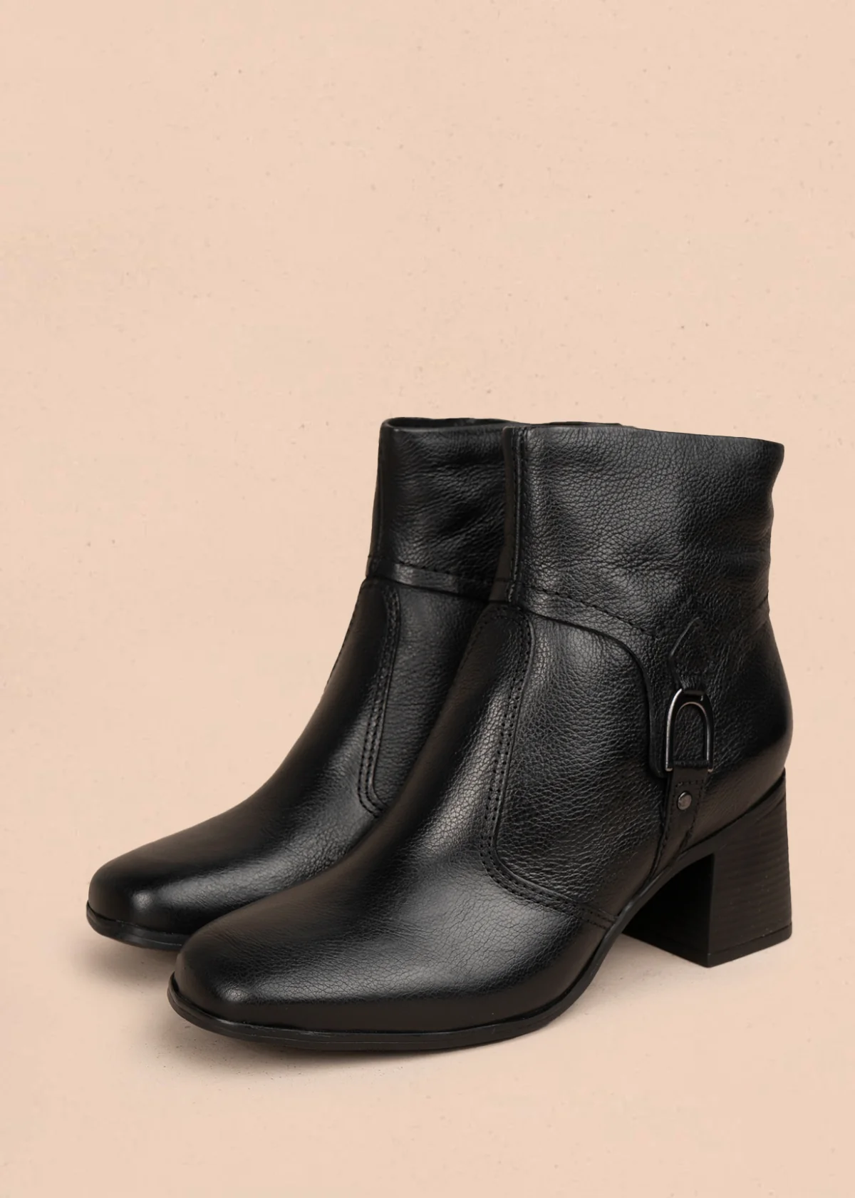 Bota en cuero color negro con hebilla decorativa y acabado elegante 105943 - Image 3