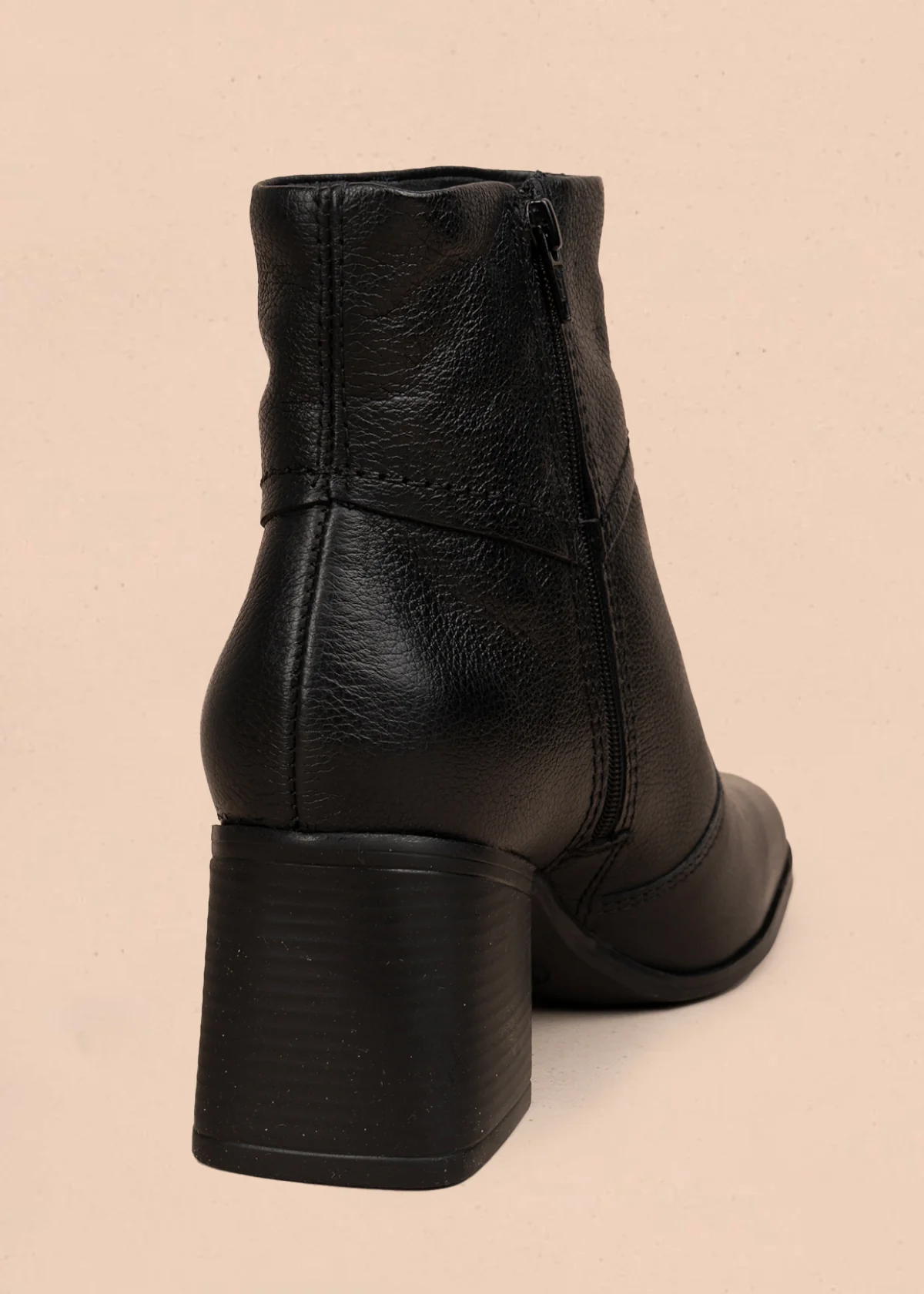Bota en cuero color negro con hebilla decorativa y acabado elegante 105943 - Image 4