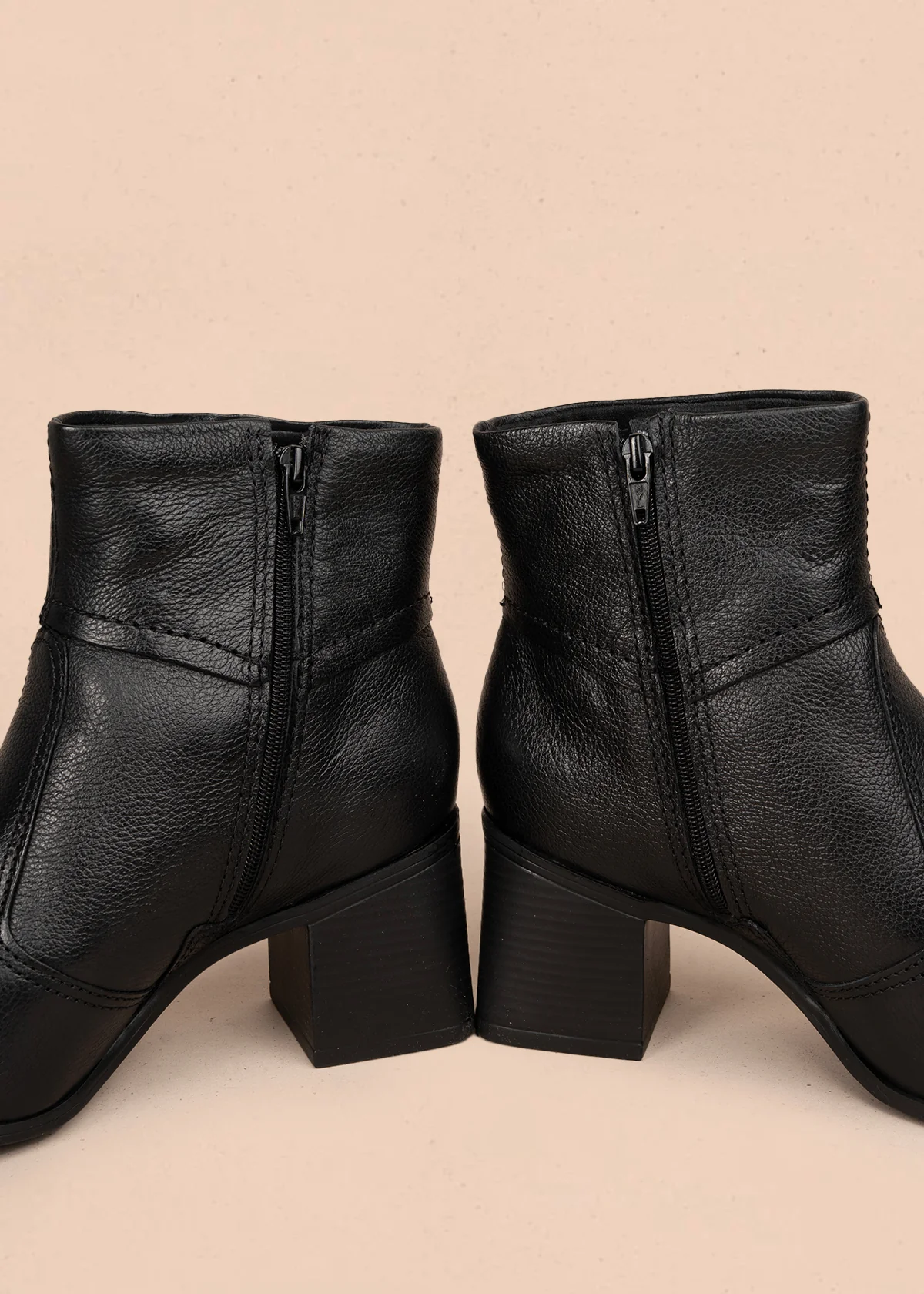 Bota en cuero color negro con hebilla decorativa y acabado elegante 105943 - Image 5