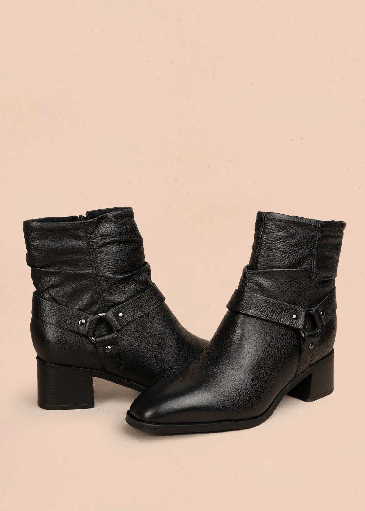 Bota en cuero color negro con efecto arrugado y detalles en metal 105945 - Image 3