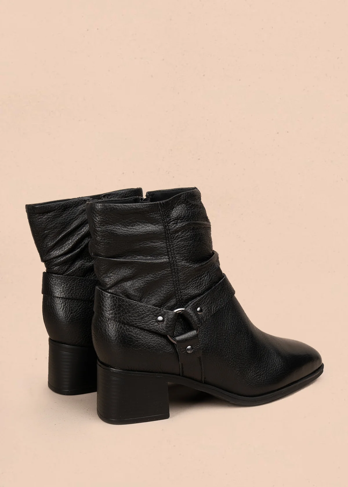 Bota en cuero color negro con efecto arrugado y detalles en metal 105945 - Image 4