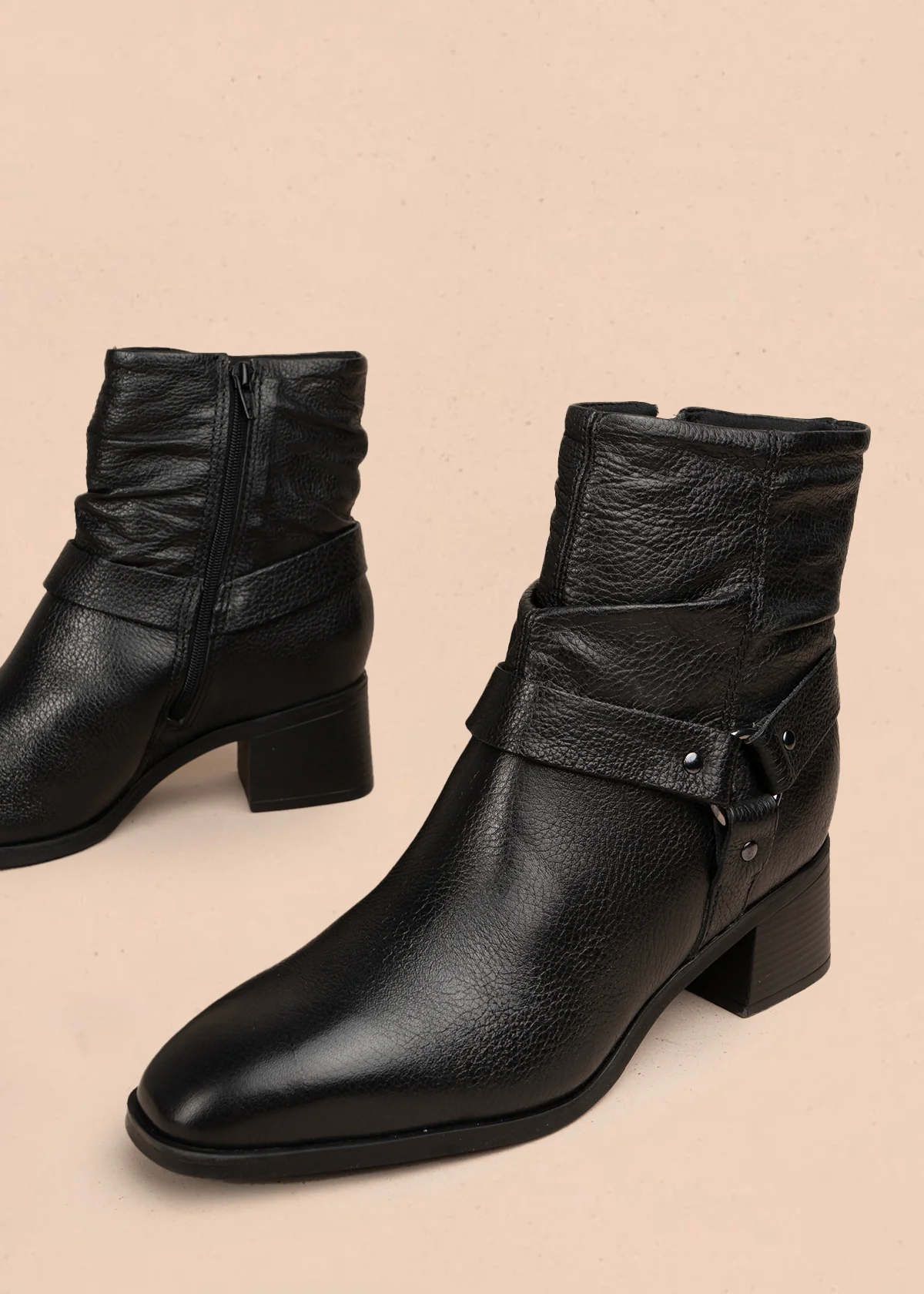 Bota en cuero color negro con efecto arrugado y detalles en metal 105945 - Image 6
