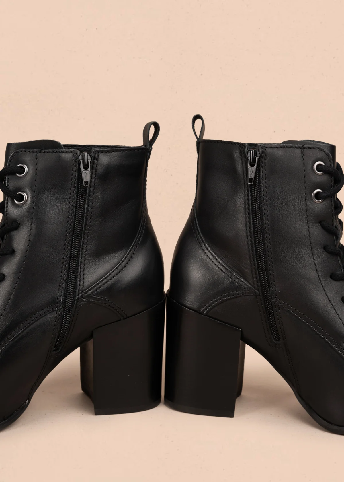 Bota en cuero color negro con tacón alto y diseño troquelado 105946 - Image 2