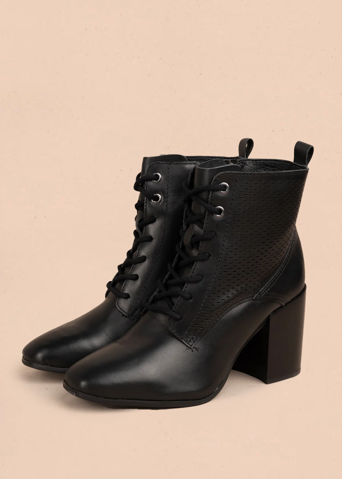 Bota en cuero color negro con tacón alto y diseño troquelado 105946 - Image 3