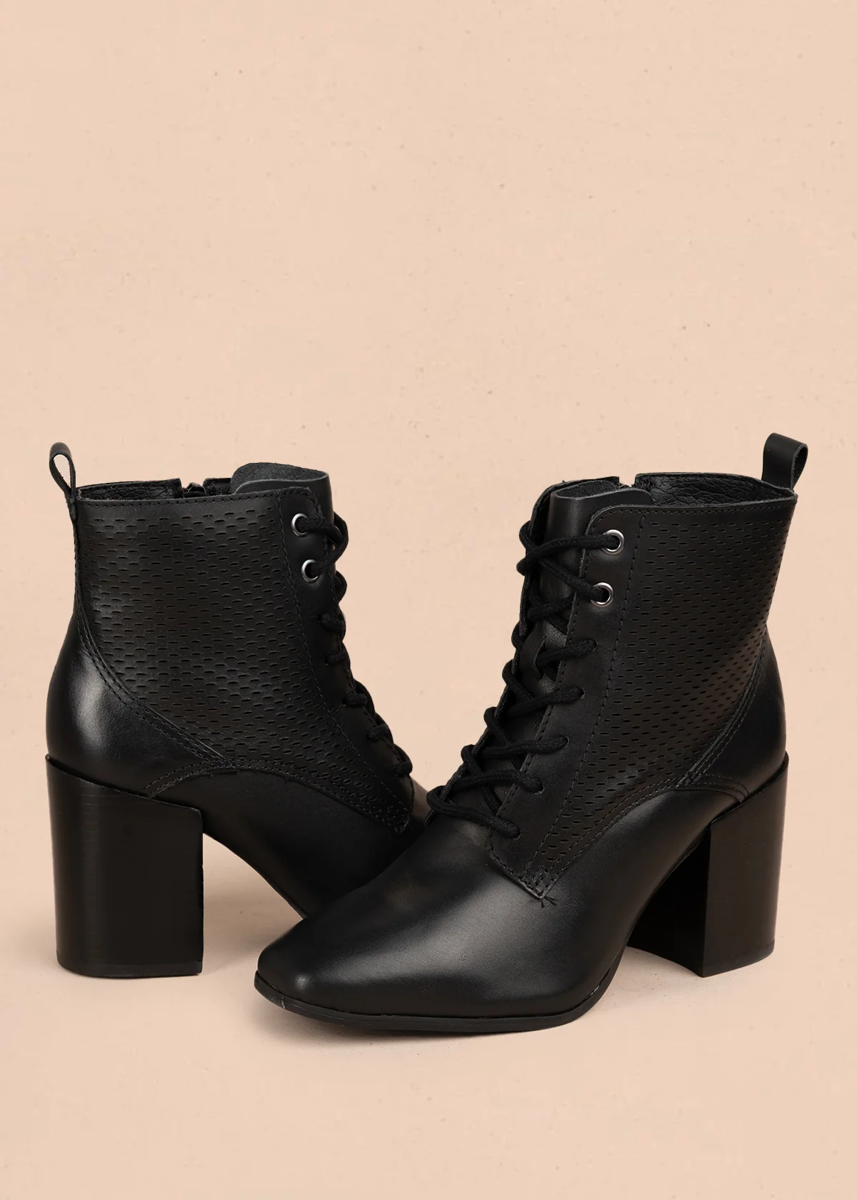 Bota en cuero color negro con tacón alto y diseño troquelado 105946 - Image 4