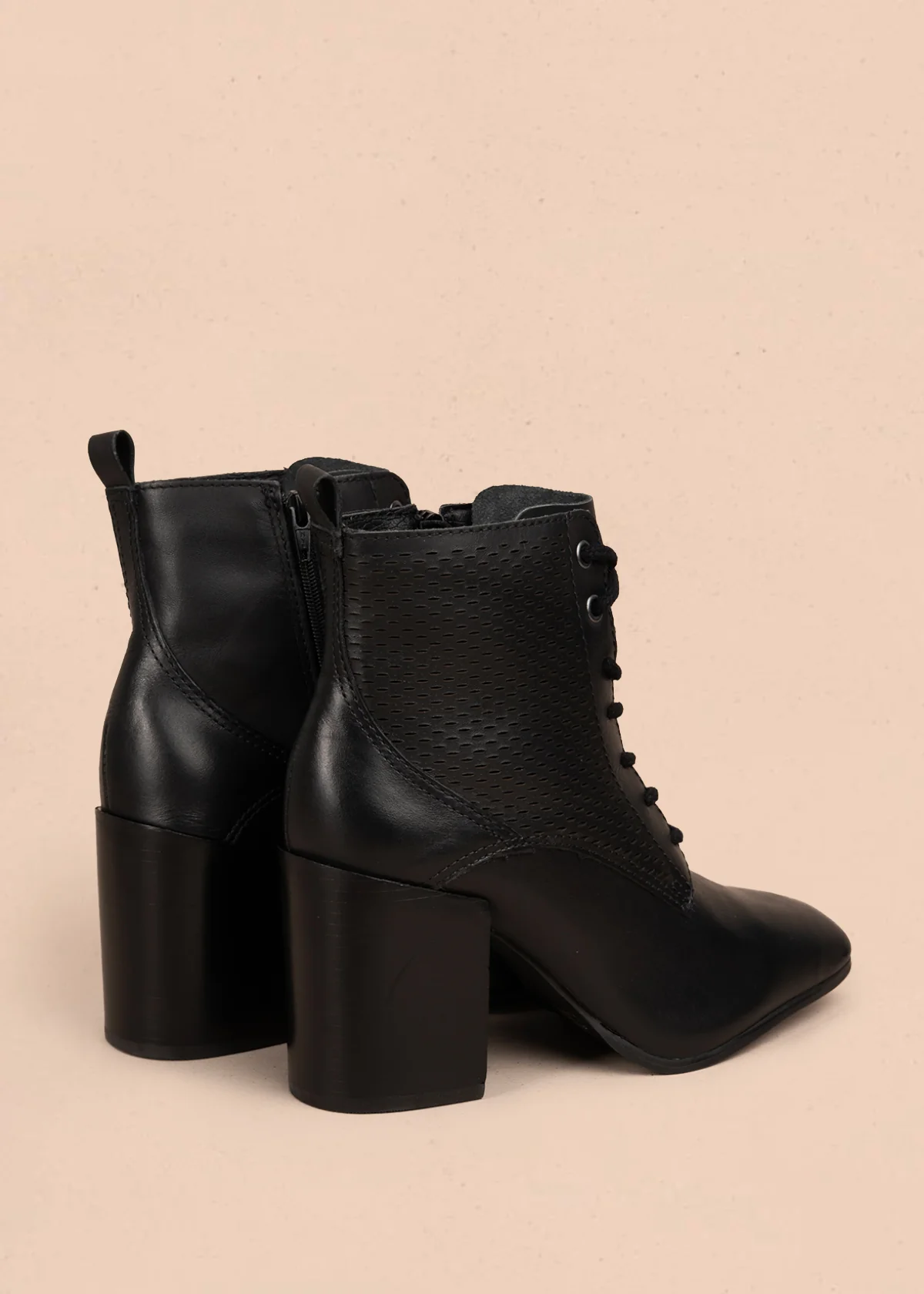 Bota en cuero color negro con tacón alto y diseño troquelado 105946 - Image 5