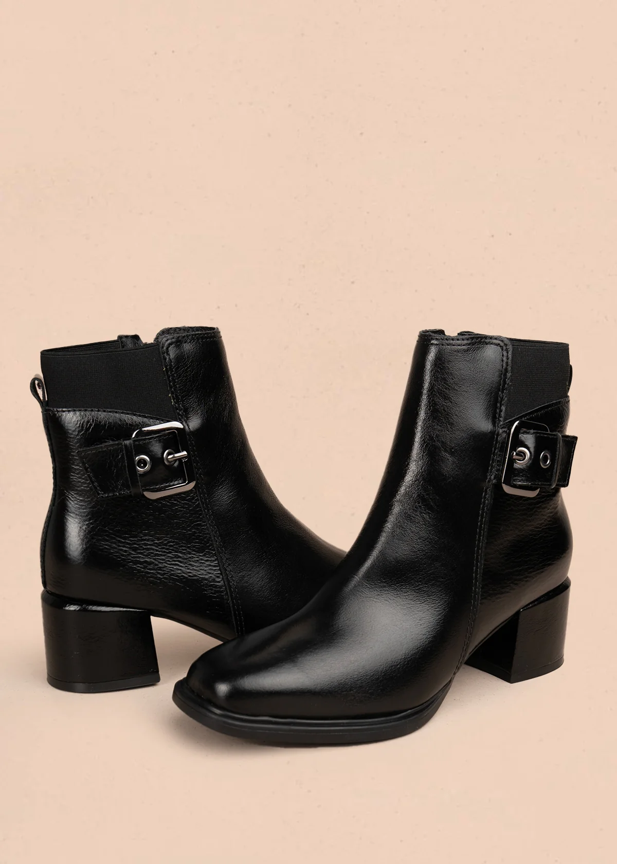 Bota en cuero color negro con acabado brillante y hebilla decorativa 105948 - Image 5