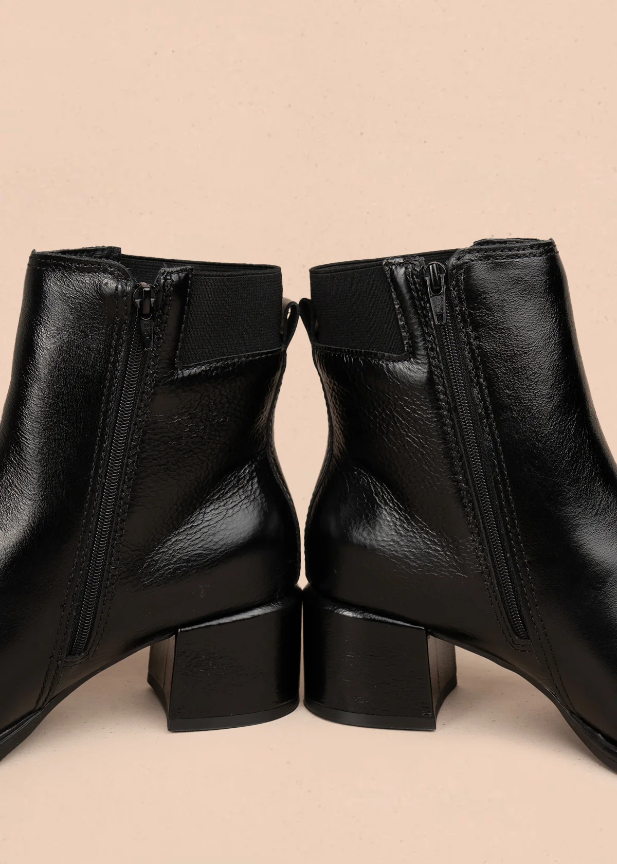 Bota en cuero color negro con acabado brillante y hebilla decorativa 105948 - Image 6
