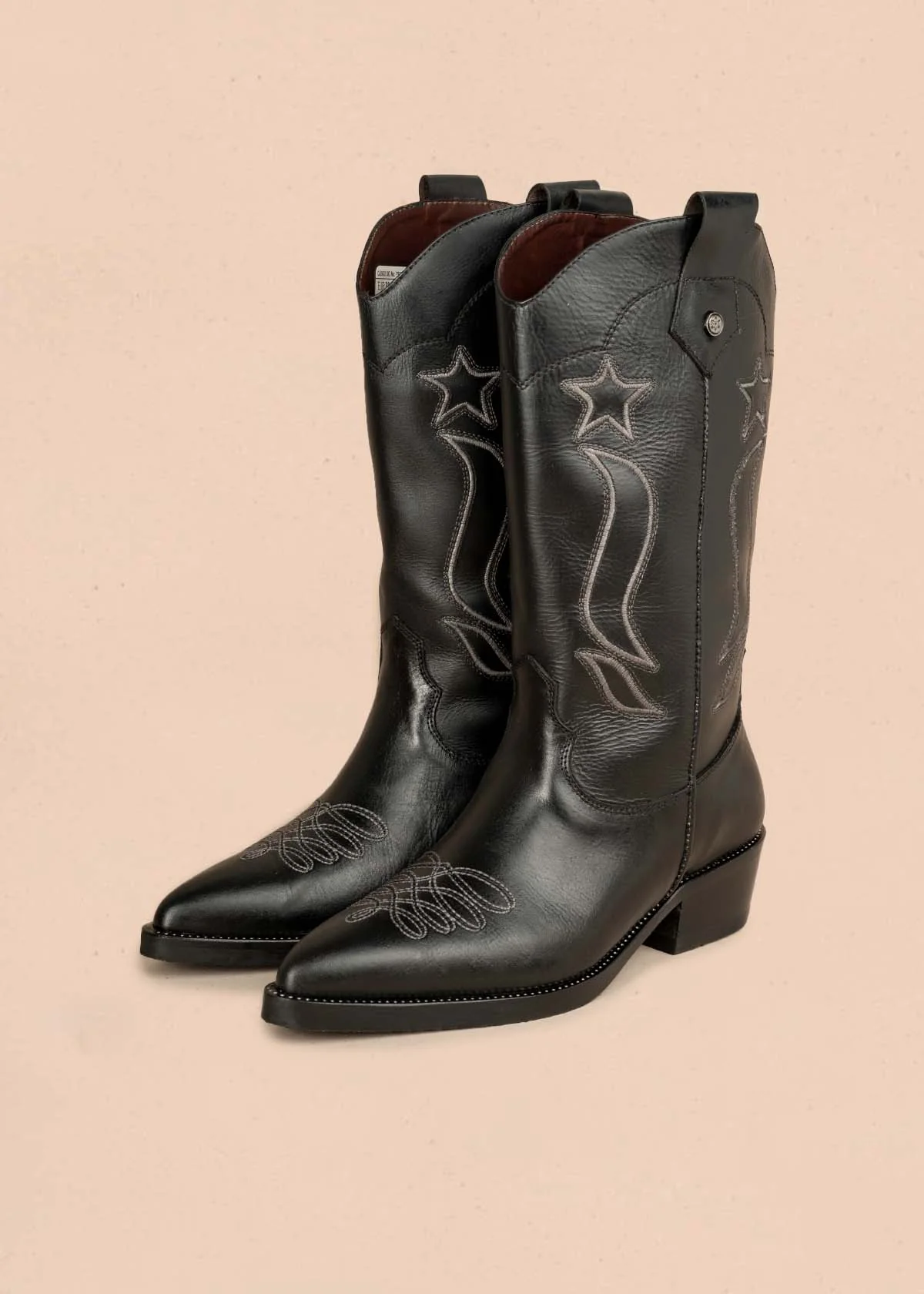 Bota texana en cuero color negro con bordado de estrellas y líneas curvas 105950 - Image 4