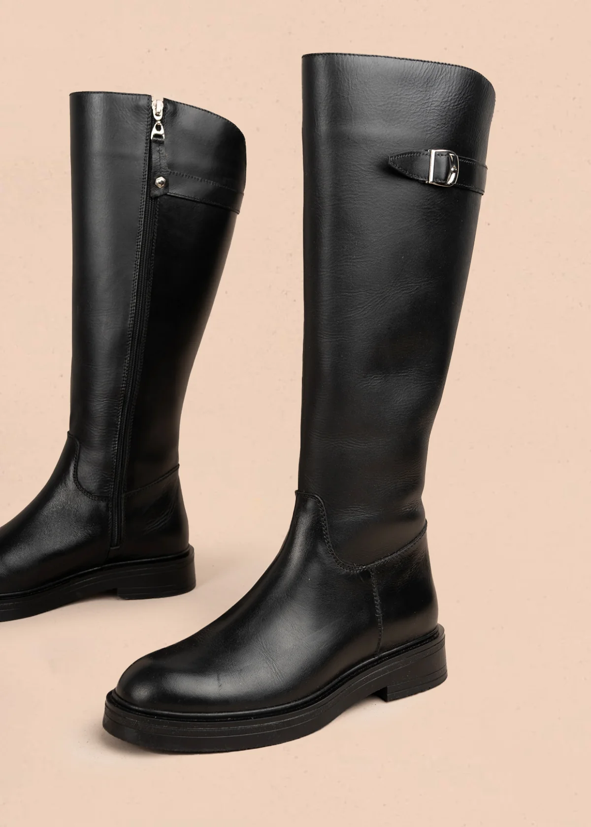 Bota en cuero color negro con diseño clásico y cierre lateral 105964 - Image 3