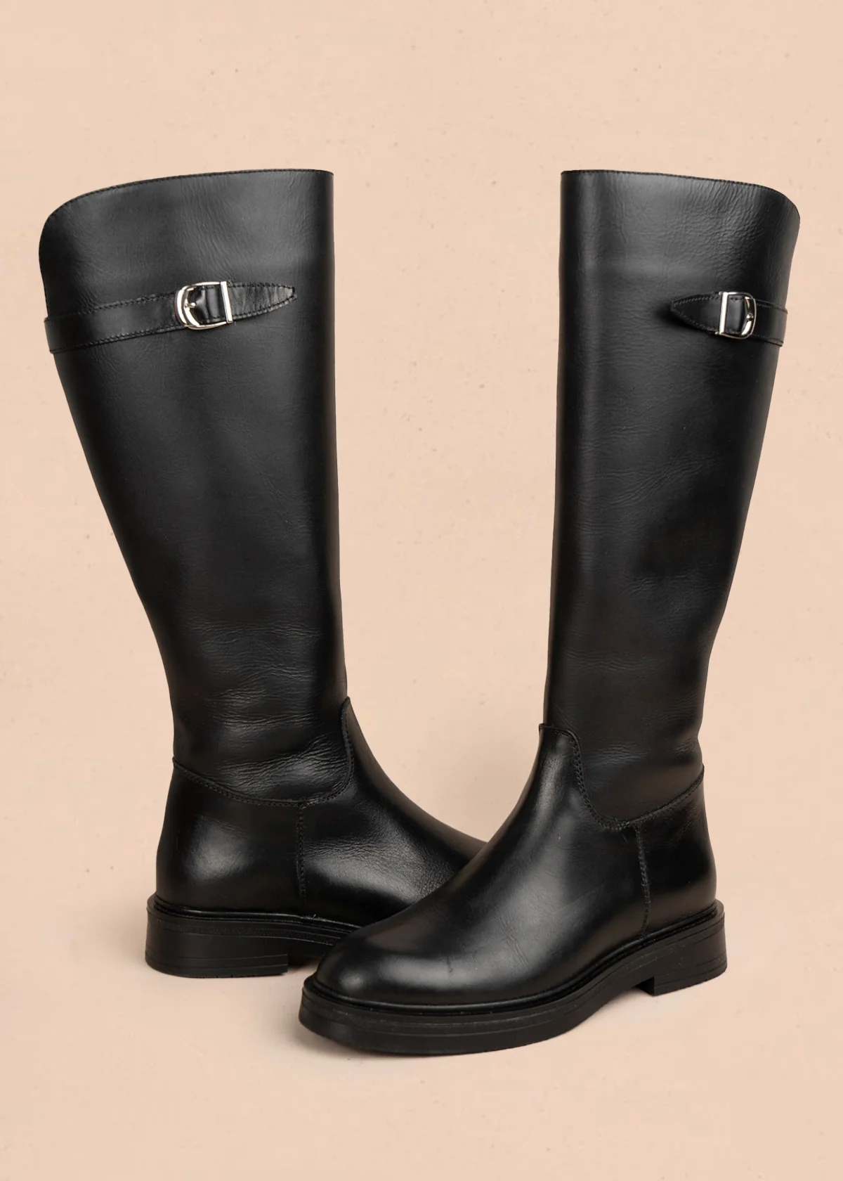 Bota en cuero color negro con diseño clásico y cierre lateral 105964 - Image 4