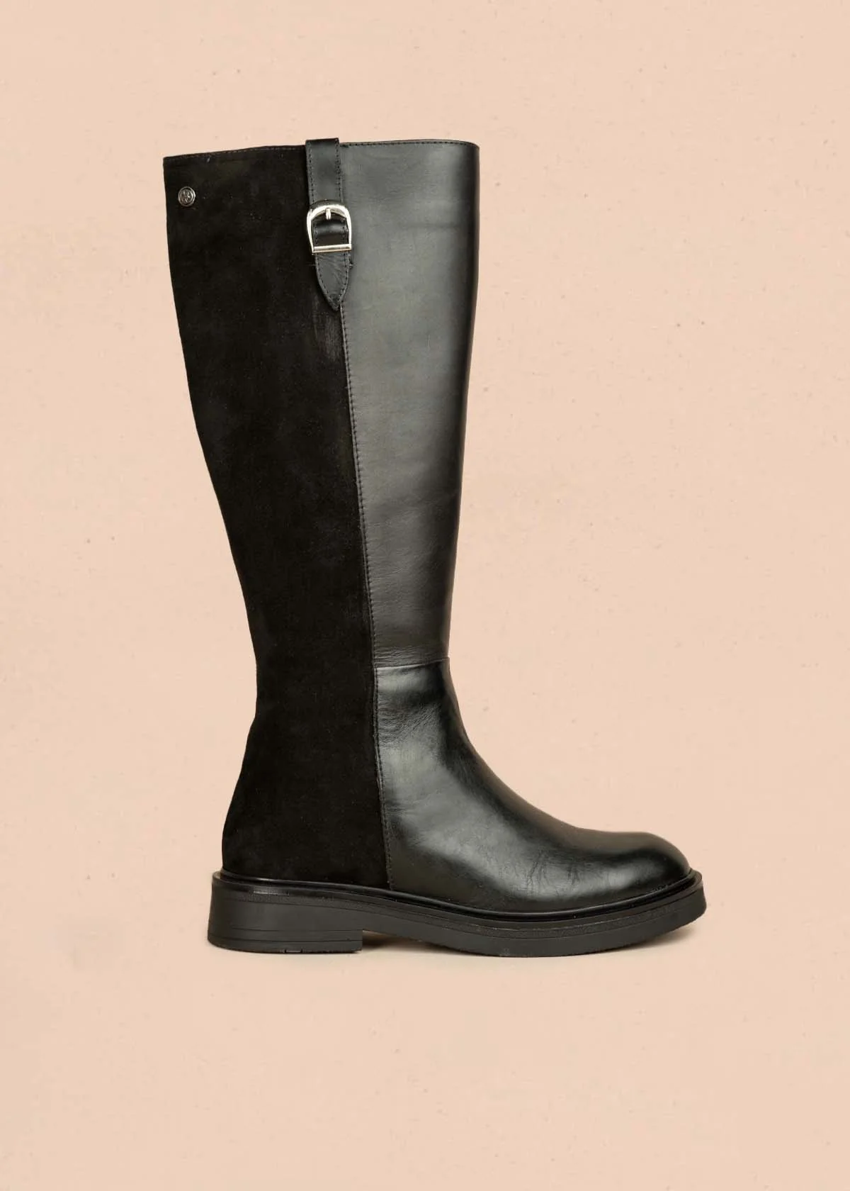 Bota en cuero color negro con hebilla 105965