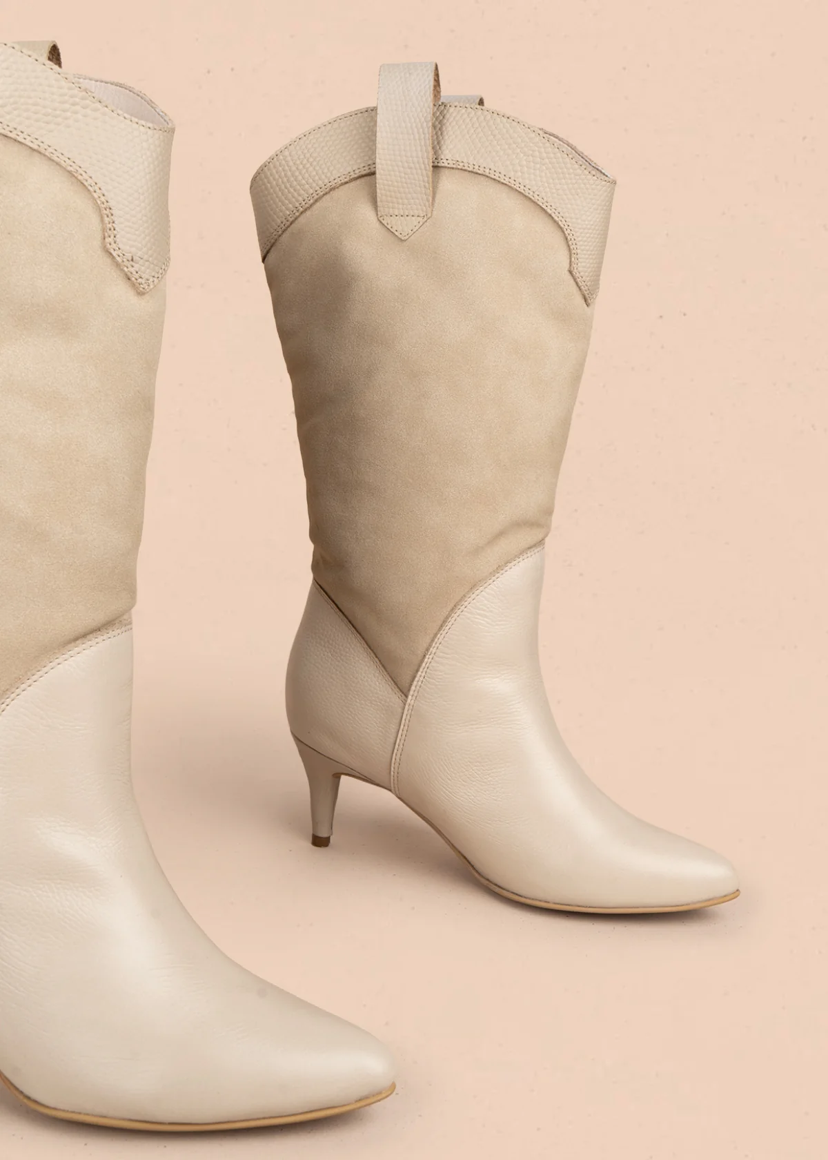 Botas en cuero color talco con caña alta en gamuza y detalle cowboy 106164 - Image 4