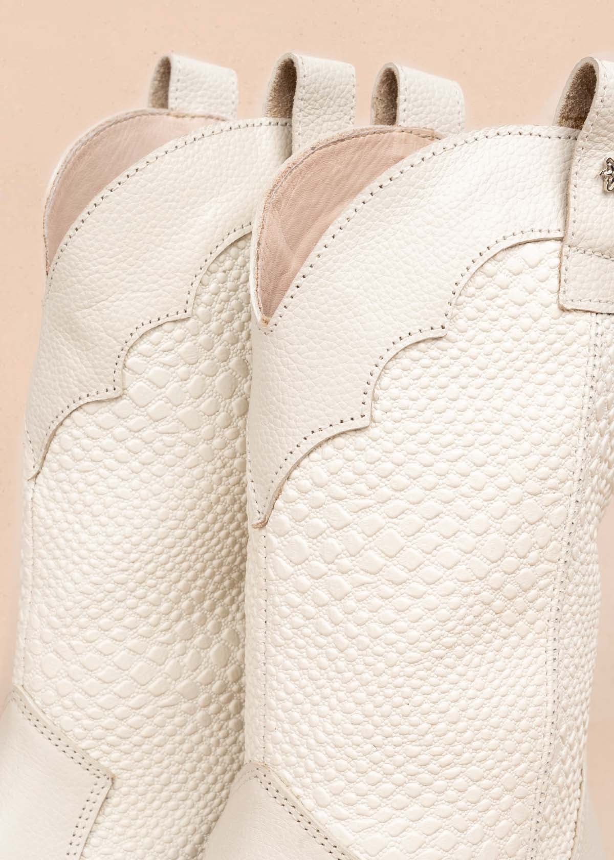 Bota texana en cuero color beige con texturizado croco 105905 - Image 2
