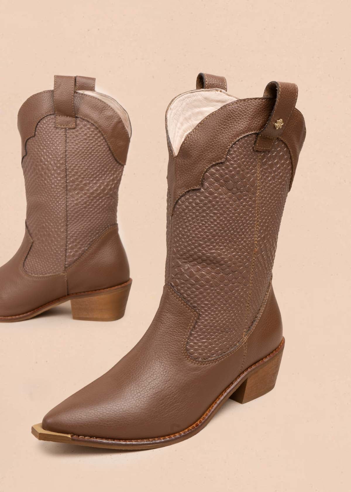 Bota texana en cuero color café con texturizado croco 105905 - Image 3
